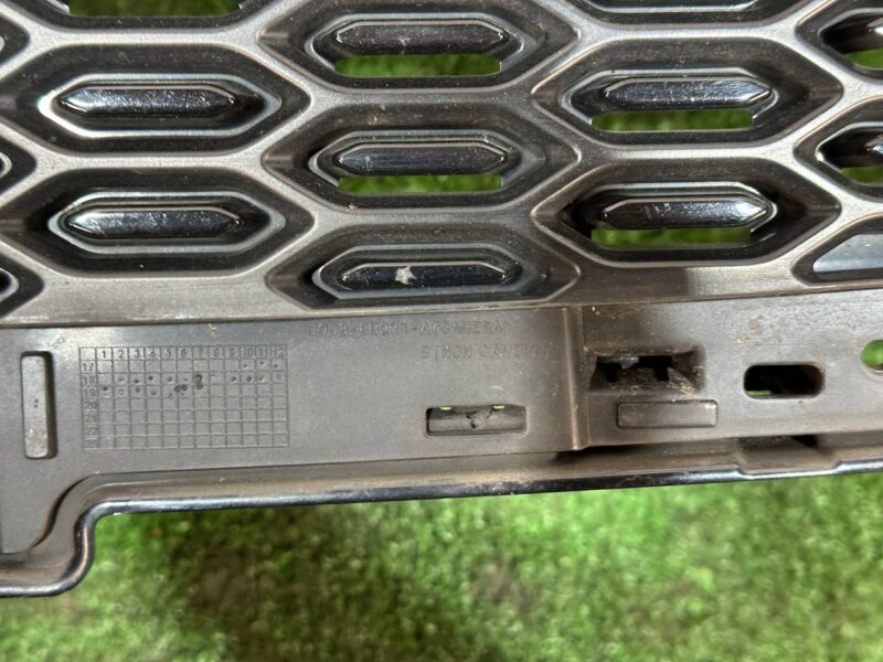 T4A33177 Radiator grille without chamber assembled with moldings and with emblem Jaguar I-Pace (2018-) Used cost 270 € in stock 1 pcs.