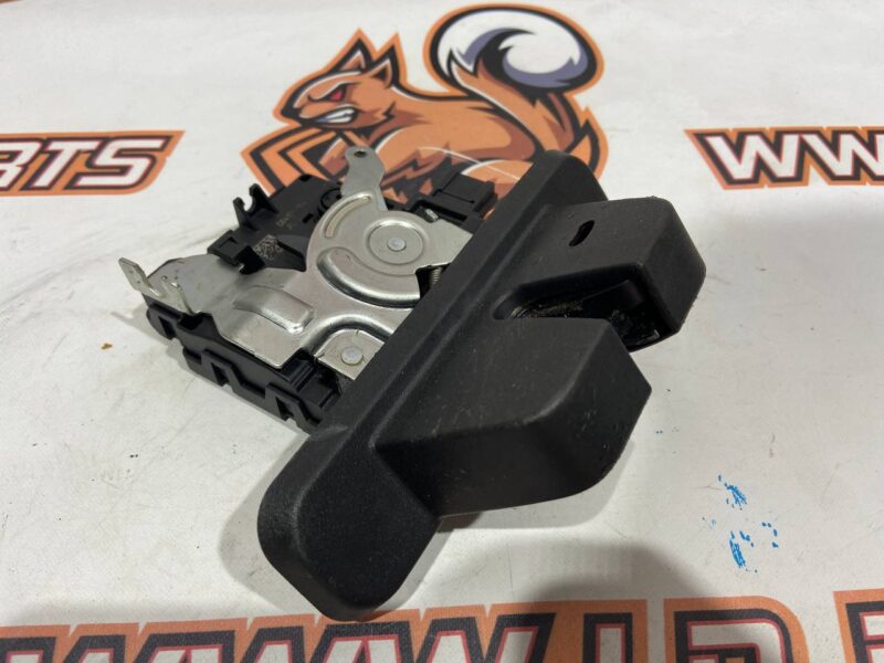 LR070126 Trunk lid lock (mechanism) Range Rover Velar L560 Used cost 25 € in stock 3 pcs.