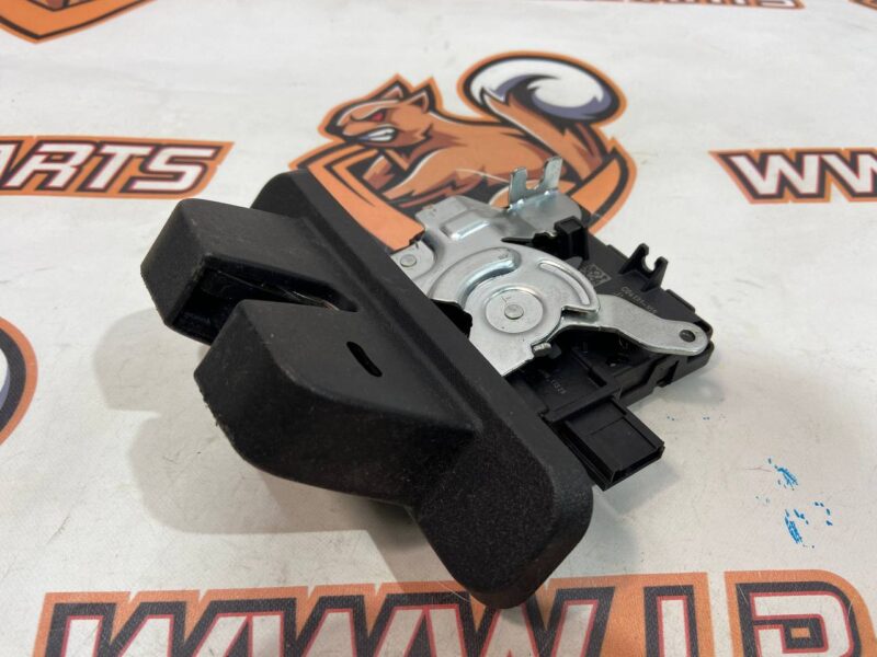 LR070126 Trunk lid lock (mechanism) Range Rover Velar L560 Used cost 25 € in stock 3 pcs.