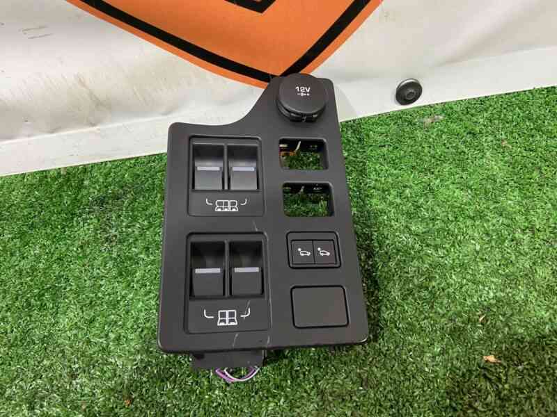 LR081327 Used LAND ROVER DISCOVERY 5 (L462) Loading machine lowering switch cost 40 € in stock 1 pcs.