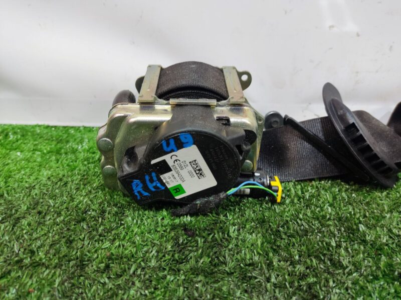 LR092511 Front right seat belt Range Rover Velar L560 (2018-) Used cost 150 € in stock 2 pcs.