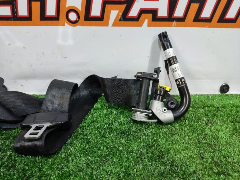 LR092511 Front right seat belt Range Rover Velar L560 (2018-) Used cost 150 € in stock 2 pcs.