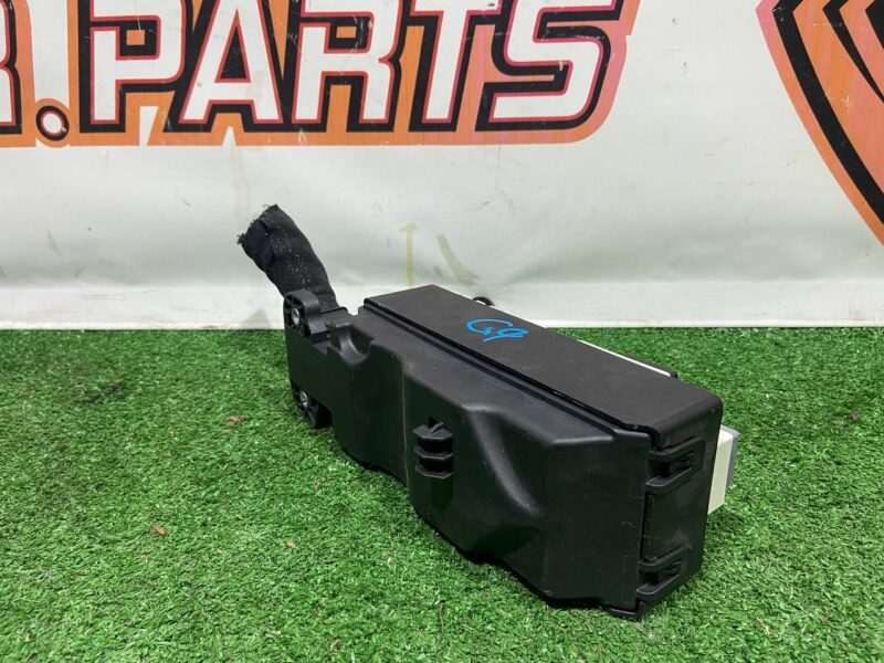 LR095056 Used Range Rover Velar L560 interior fuse box (2018-) cost 150 € in stock 1 pcs.