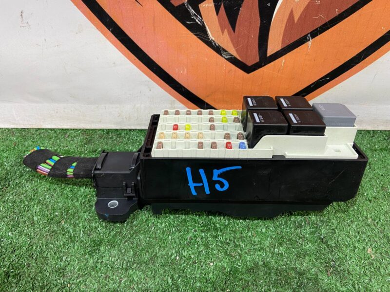 LR095056 Used Range Rover Velar L560 interior fuse box (2018-) cost 150 € in stock 1 pcs.