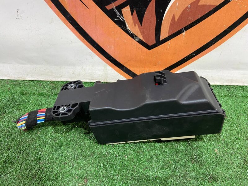 LR095056 Used Range Rover Velar L560 interior fuse box (2018-) cost 150 € in stock 1 pcs.