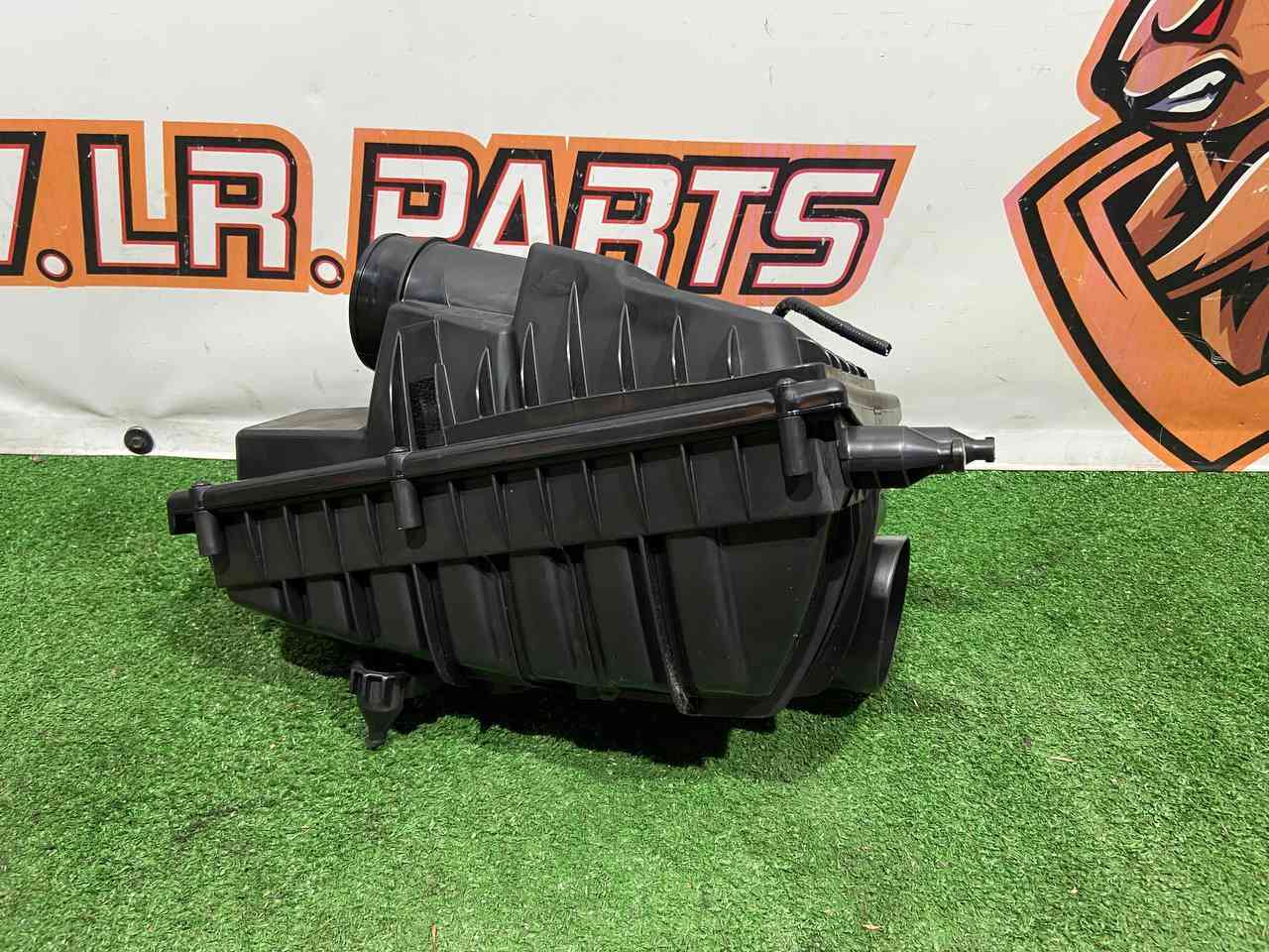 LR122708 Air filter housing 3.0TD 3.0ie ingenium right Range Rover Sport L494 (2014-2022) Used cost 300 € in stock 1 pcs.