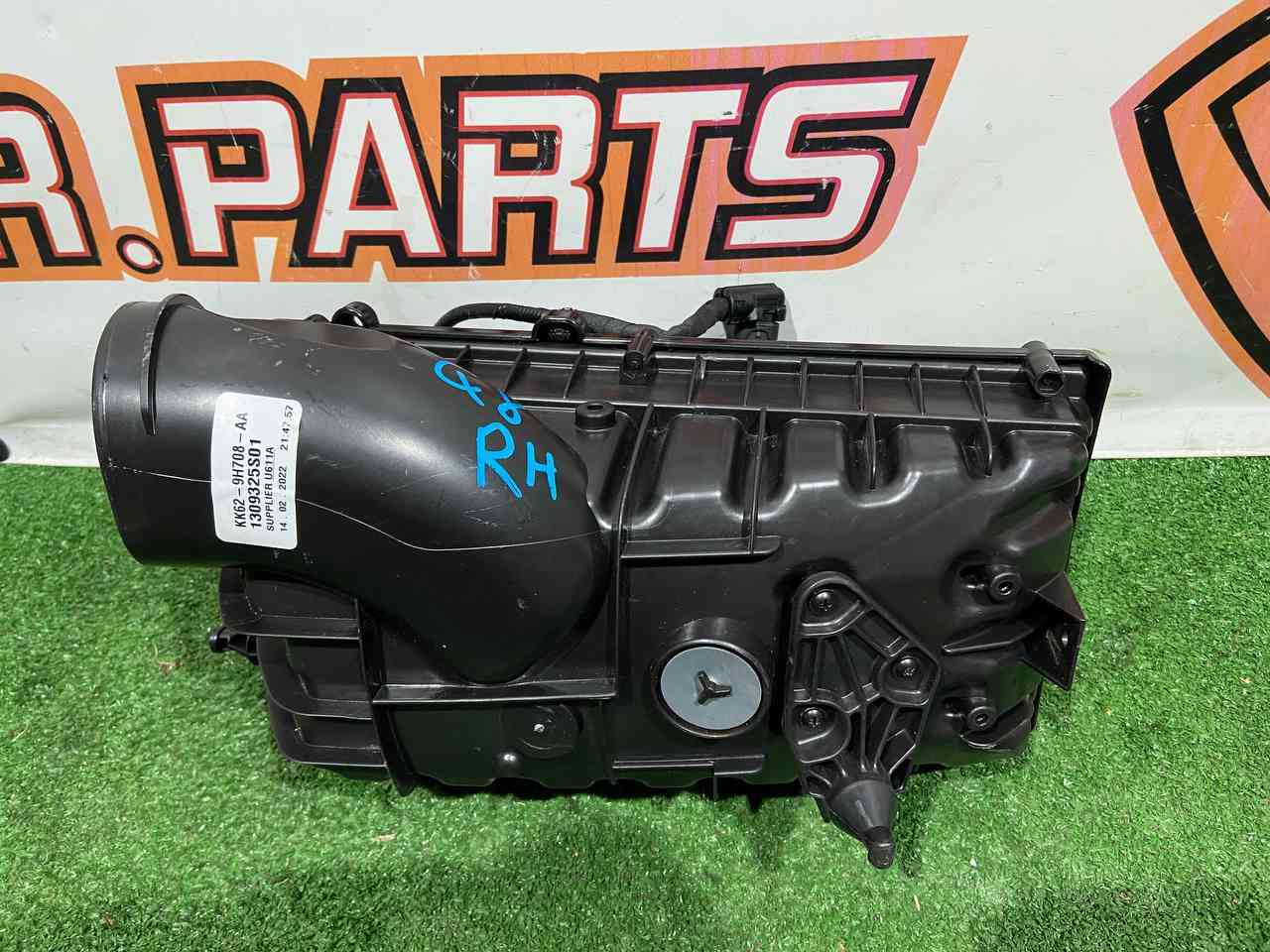 LR122708 Air filter housing 3.0TD 3.0ie ingenium right Range Rover Sport L494 (2014-2022) Used cost 300 € in stock 1 pcs.