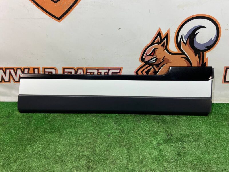 LR125980 Front right door molding Range Rover L405 (2013-2021) Used cost 75 € in stock 10 pcs.