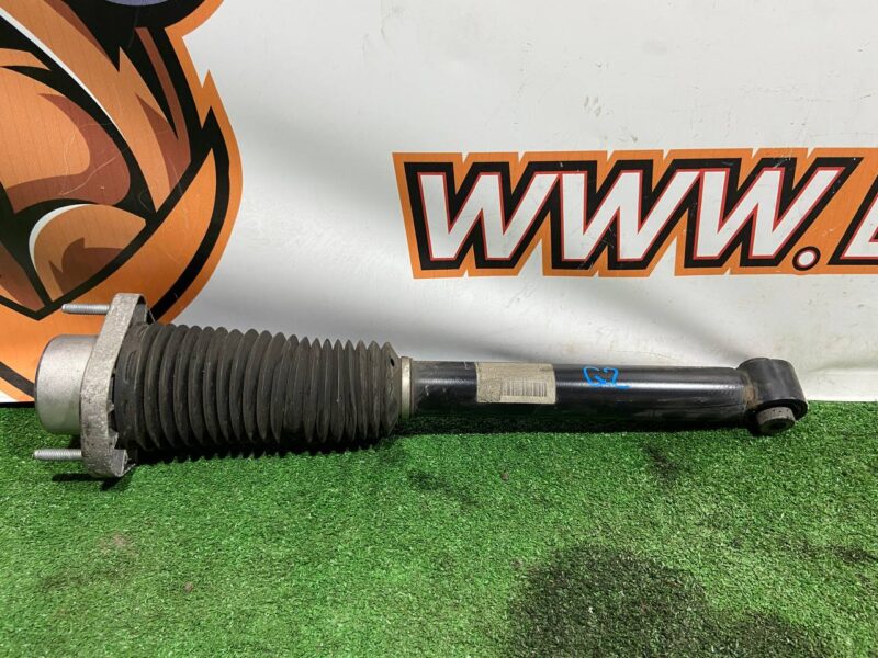 LR081568 Rear shock absorber assembly Land Rover Discovery 5 L462 (2017-) USED - Image 13