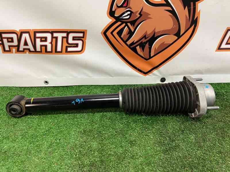 LR081568 Rear shock absorber assembly Land Rover Discovery 5 L462 (2017-) USED cost 209 € in stock 1 pcs.