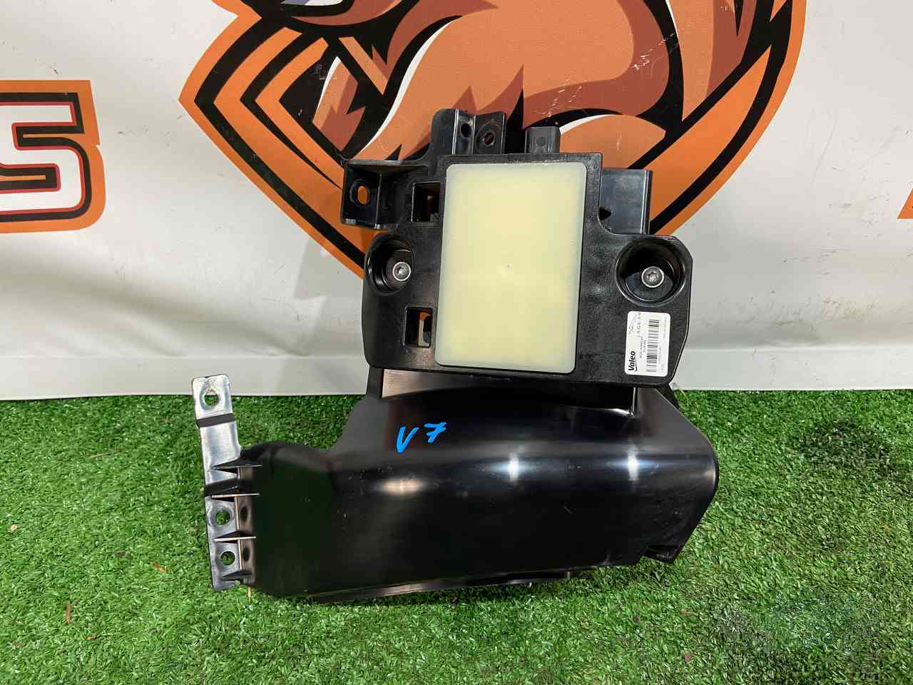 LR127422 Blind spot sensor left Land Rover Discovery Sport L550 (2015-) Used cost 200 € in stock 1 pcs.