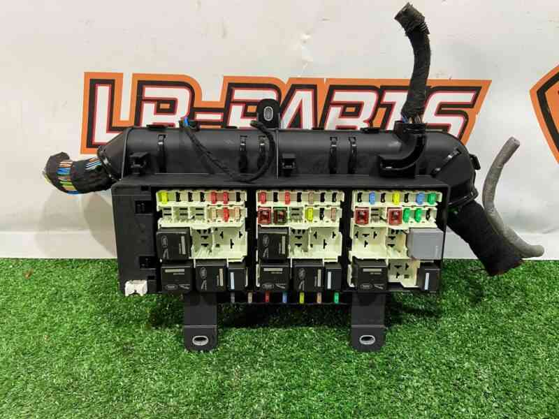 LR135924 Used RANGE ROVER VELAR (L560) engine compartment fuse box cost 250 € in stock 1 pcs.