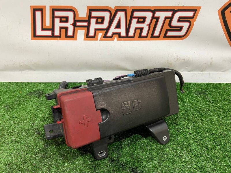 LR135924 Used RANGE ROVER VELAR (L560) engine compartment fuse box cost 250 € in stock 1 pcs.