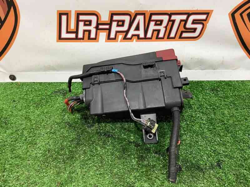 LR135924 Used RANGE ROVER VELAR (L560) engine compartment fuse box cost 250 € in stock 1 pcs.