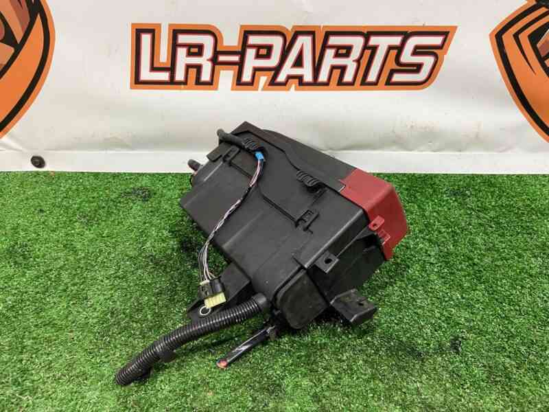 LR135924 Used RANGE ROVER VELAR (L560) engine compartment fuse box cost 250 € in stock 1 pcs.