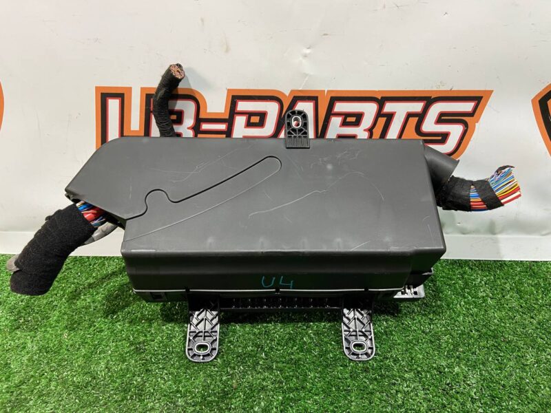 LR135924 Used RANGE ROVER VELAR (L560) engine compartment fuse box cost 250 € in stock 1 pcs.