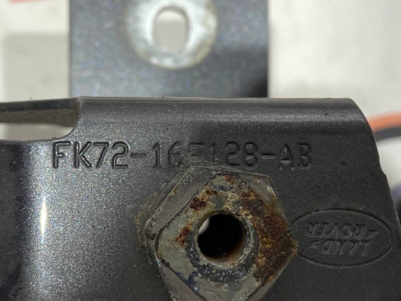 LR140283 Right wing bracket Land Rover Discovery Sport L550 (2015-) Used cost 20 € in stock 1 pcs.