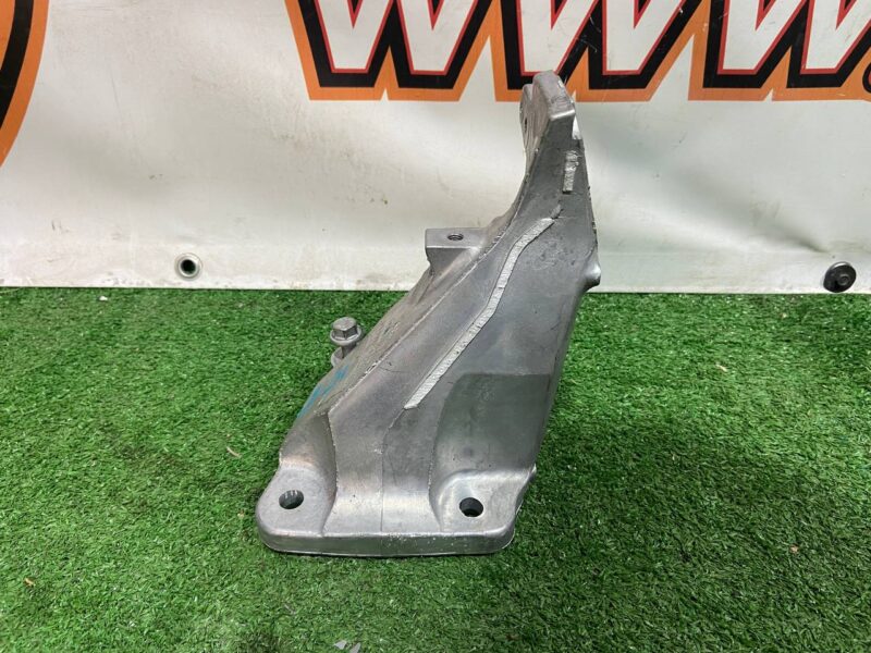 LR147912 Engine mounting bracket left Range Rover Sport L494 (2014-2022) USED cost 80 € in stock 2 pcs.