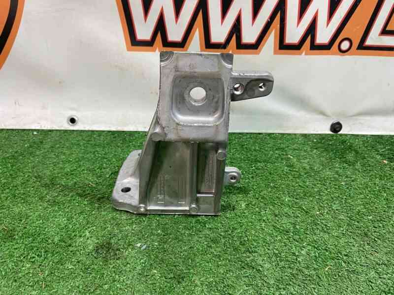 LR147912 Engine mounting bracket left Range Rover Sport L494 (2014-2022) USED cost 80 € in stock 2 pcs.