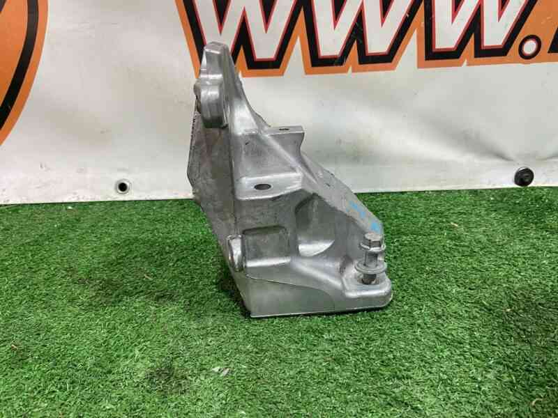 LR147912 Engine mounting bracket left Range Rover Sport L494 (2014-2022) USED cost 80 € in stock 2 pcs.