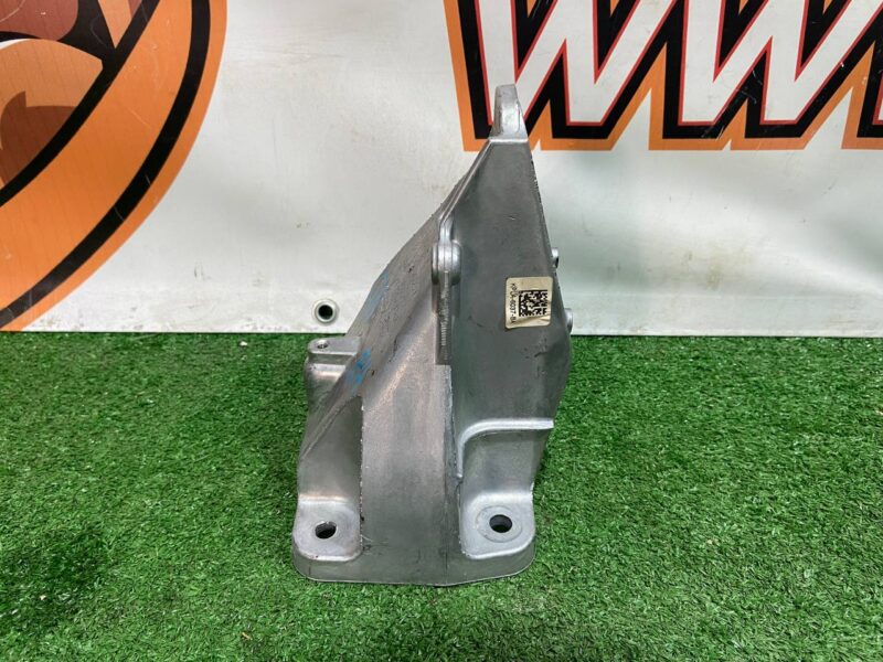 LR147913 Engine mounting bracket, right, Range Rover Sport L494 (2014-2022) used cost 80 € in stock 2 pcs.