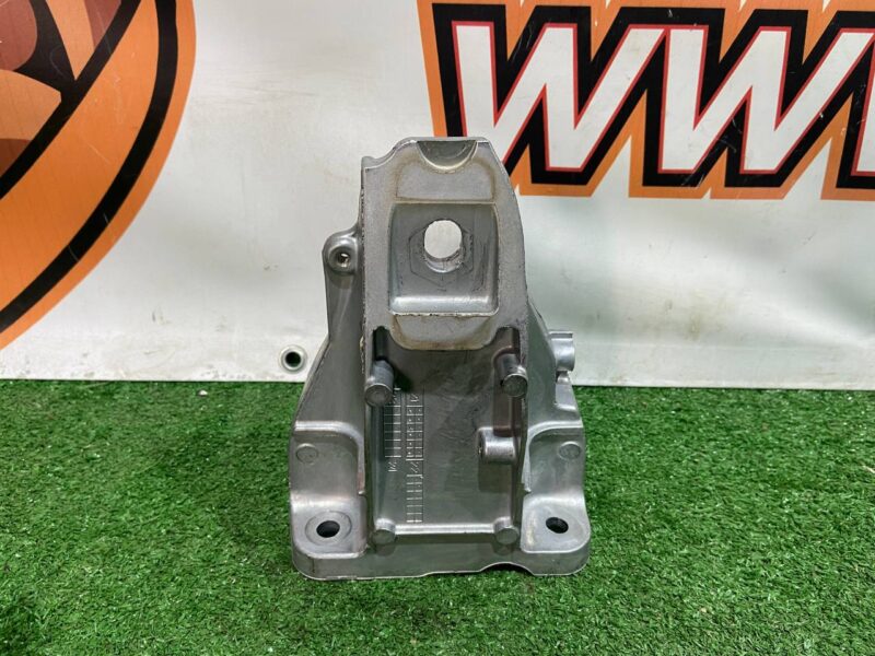 LR147913 Engine mounting bracket, right, Range Rover Sport L494 (2014-2022) used cost 80 € in stock 2 pcs.