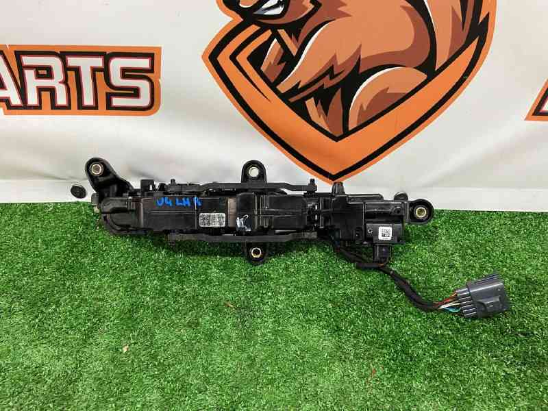 LR178960 Door handle outer rear left Range Rover Velar L560 (2018-) Used cost 90 € in stock 1 pcs.