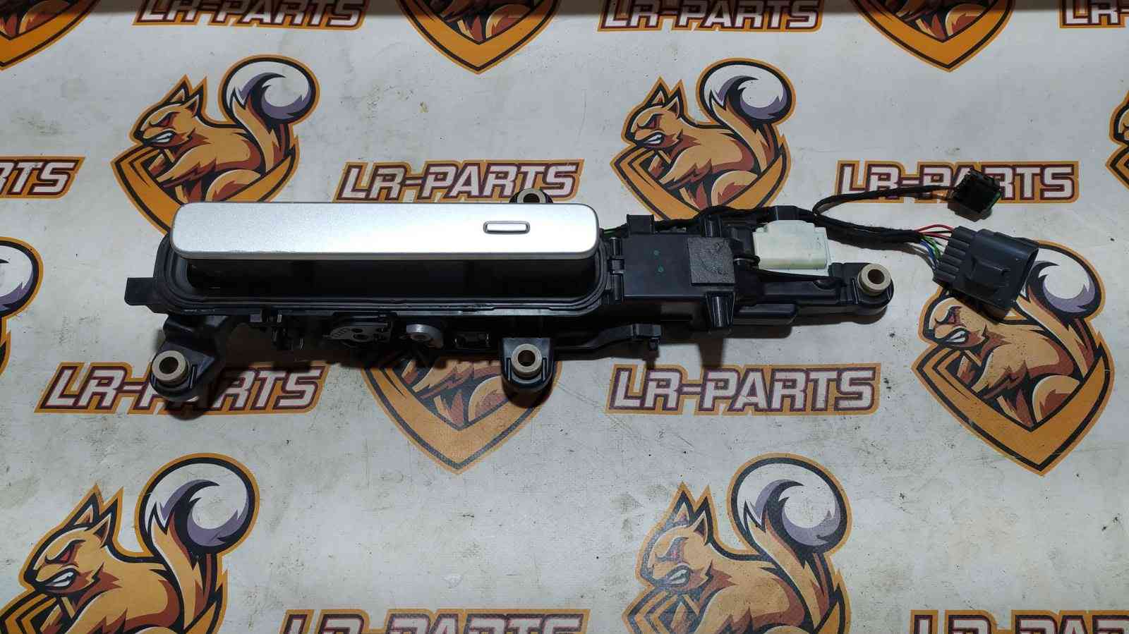 LR178960 Door handle outer rear left Range Rover Velar L560 (2018-) Used cost 90 € in stock 1 pcs.