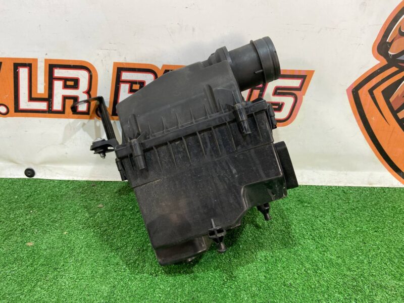 T2H25978 Air filter housing right Jaguar F-Pace X761 (2017-) USED cost 250 € in stock 2 pcs.