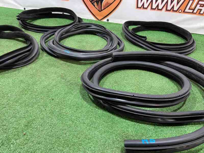 T4A1221 Door seal kit Jaguar F-Pace X761 (2017-) used cost 200 € in stock 1 pcs.