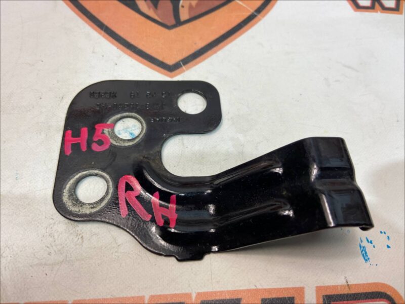 T4K10298 Wing mounting bracket right upper Jaguar I-Pace X590 (2018-) Used cost 10 € in stock 2 pcs.