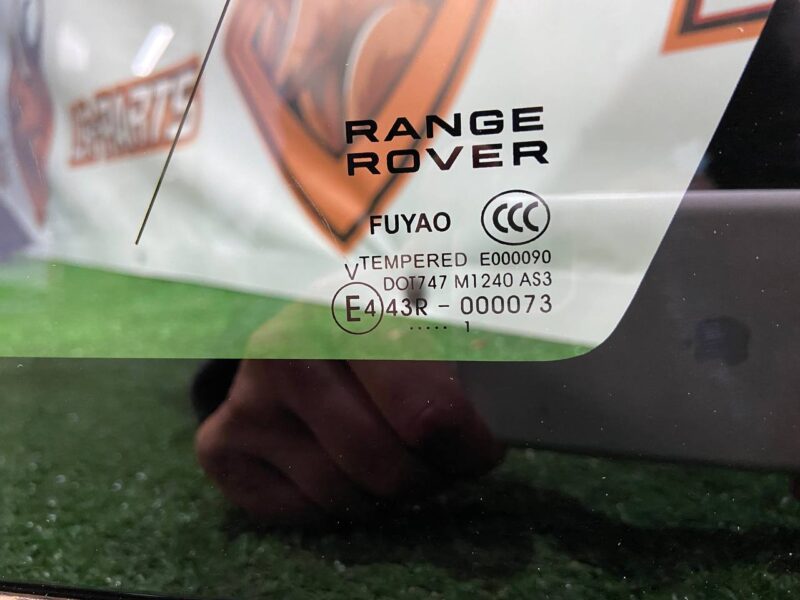 LR044116 Side right rear glass in the body Range Rover Sport L494 (2014-2022) Used cost 150 € in stock 1 pcs.