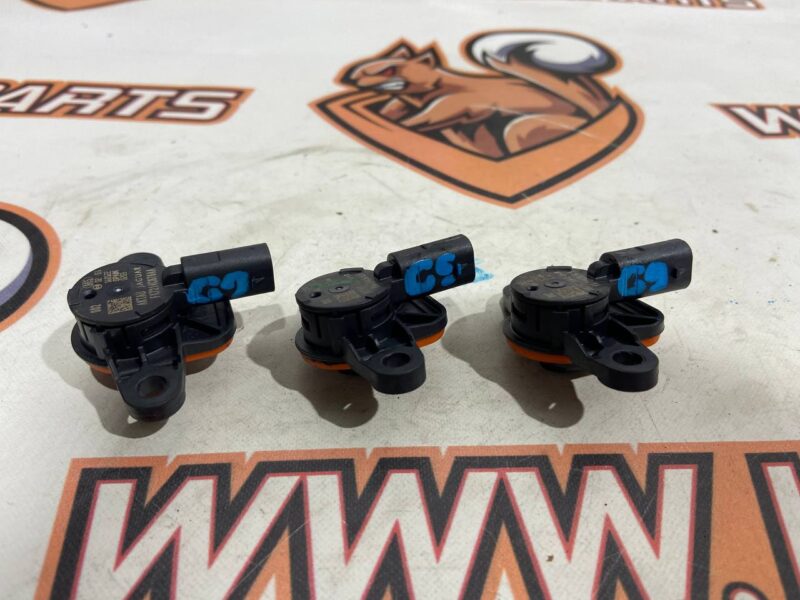 LR059793 Used RANGE ROVER VELAR airbag sensor cost 35 € in stock 4 pcs.