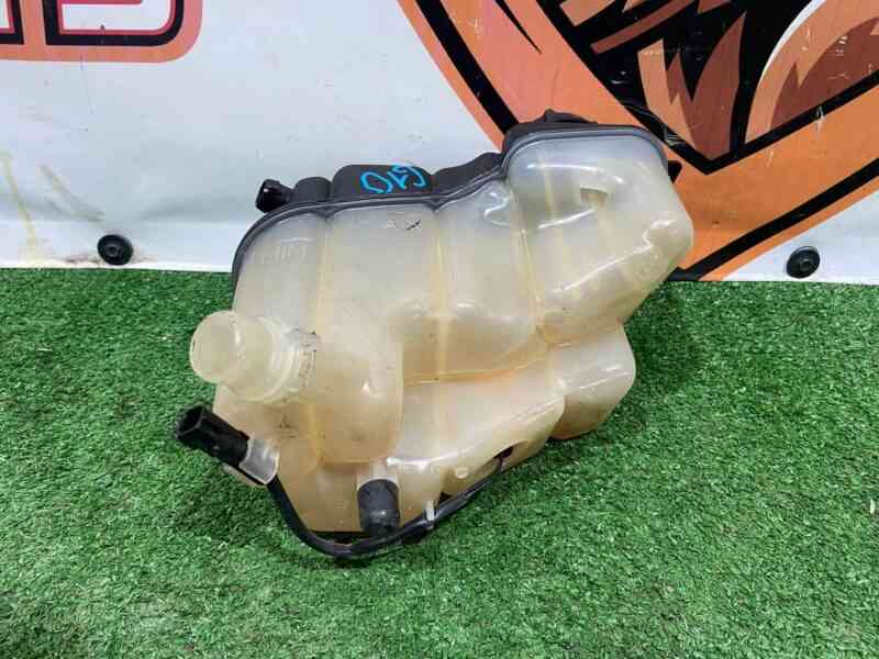 LR060349 Expansion tank for cooling system Land Rover Discovery Sport L550 (2015-) Used cost 32 € in stock 8 pcs.