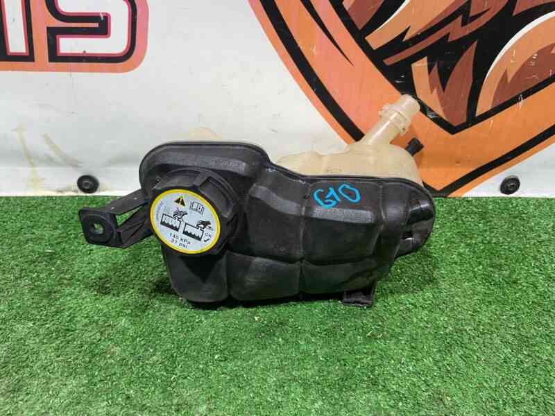 LR060349 Expansion tank for cooling system Land Rover Discovery Sport L550 (2015-) Used cost 32 € in stock 8 pcs.