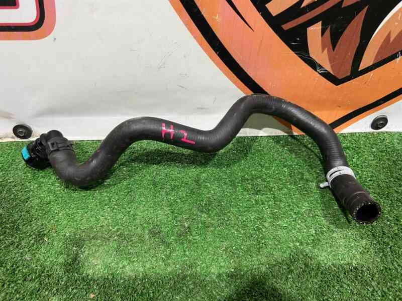 LR062097 Upper thermostat hose to engine Range Rover Sport L494 (2014-2022) Used cost 12 € in stock 9 pcs.