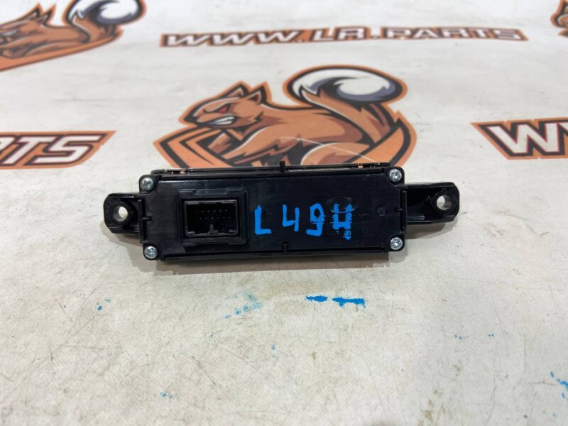 LR071085 Button for turning on the heated rear seats Range Rover Sport L494 (2014-2022) used cost 40 € in stock 1 pcs.