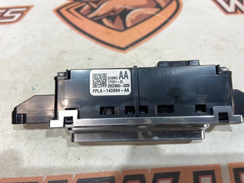 LR071085 Button for turning on the heated rear seats Range Rover Sport L494 (2014-2022) used cost 40 € in stock 1 pcs.