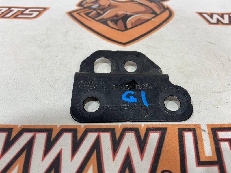 LR086057 Left panel mounting plate Land Rover Discovery 5 L462 (2017-) used cost 12,5 € in stock 1 pcs.