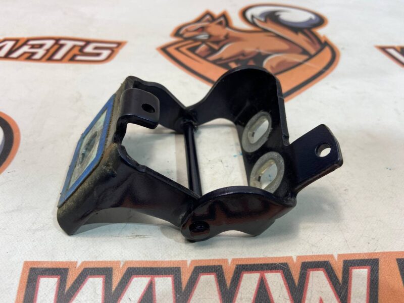 LR088323 Rear door hinge left Land Rover Discovery Sport L550 (2015-) Used cost 20 € in stock 2 pcs.