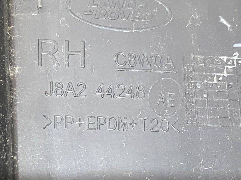 LR092473 Trunk hinge cover right RANGE ROVER VELAR (L560) Used cost 13 € in stock 3 pcs.