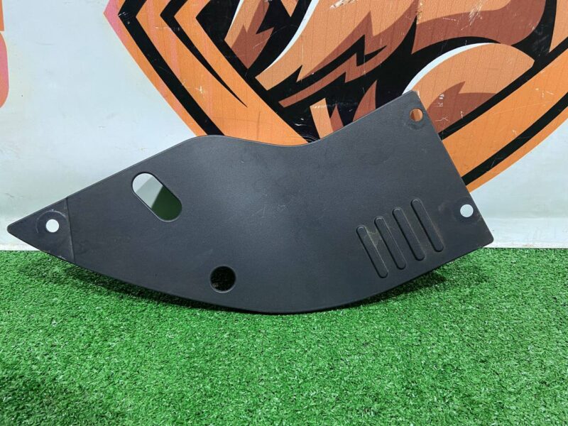 LR100547 Hood insulator right Range Rover Sport L494 (2014-2022) Used cost 18 € in stock 1 pcs.