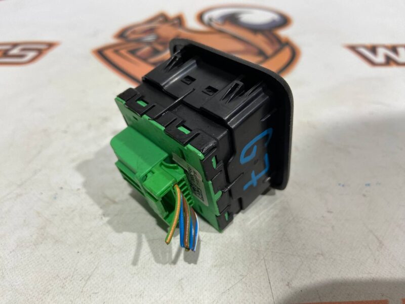 LR101441 Used rear seat control buttons Range Rover Sport L494 (2014-2022) cost 150 € in stock 3 pcs.