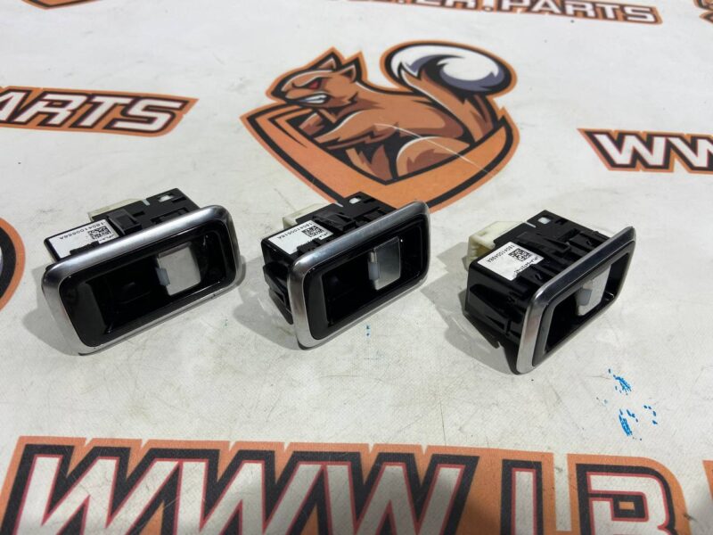 LR113043 Passenger door window lifter button restyling RANGE ROVER SPORT (L494) 2013- Used cost 25 € in stock 16 pcs.