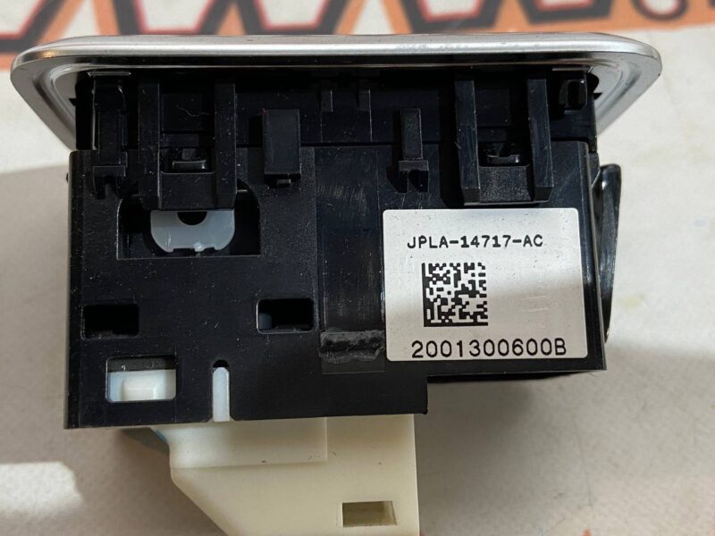 LR113043 Passenger door window lifter button restyling RANGE ROVER SPORT (L494) 2013- Used cost 25 € in stock 16 pcs.