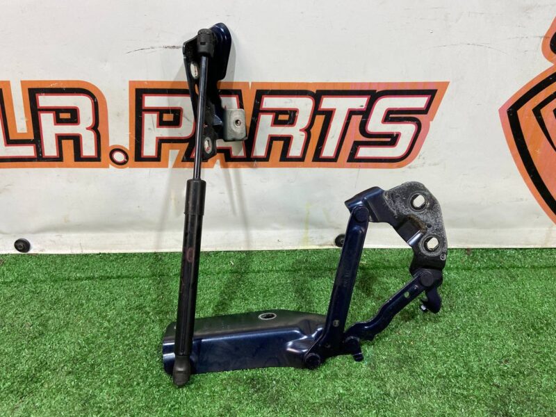 LR128472 Hood hinge left 2020- Land Rover Discovery Sport L550 (2015-) Used cost 90 € in stock 4 pcs.