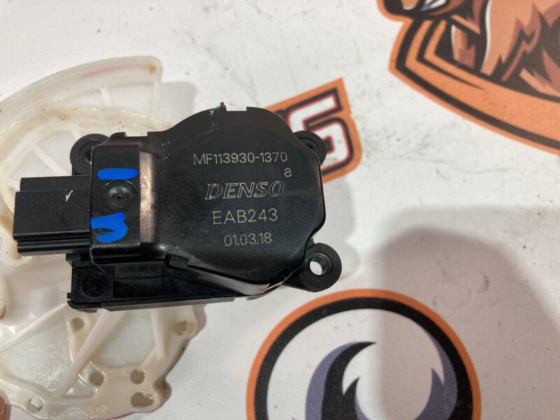 T2H8159 Stepper motor Jaguar F-Pace X761 (2017-) used cost 50 € in stock 4 pcs.