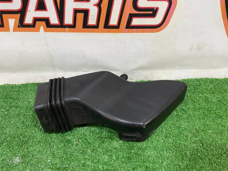 T4A2598 Air duct right Jaguar F-Pace X761 (2017-) used cost 40 € in stock 3 pcs.