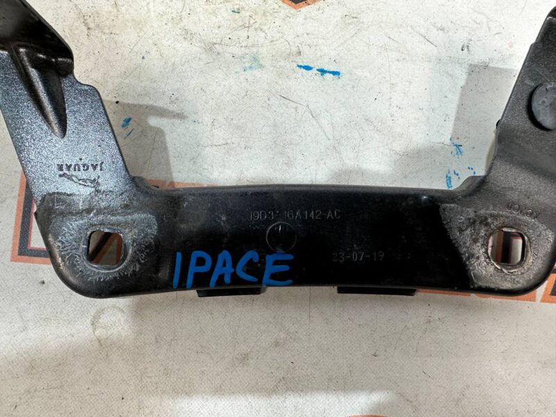 T4K10312 Fender mounting bracket Jaguar I-Pace (2018-) used cost 15 € in stock 2 pcs.