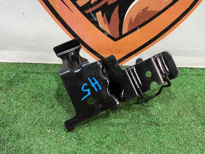 T4K1336 Seat Back Bracket Jaguar I-Pace (2018-) used cost 30 € in stock 1 pcs.